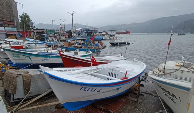 FIRTINADAN KAÇAN GEMİLER AMASRA LİMANINA SIĞINDI