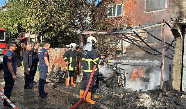 GARAJDA ÇIKAN YANGIN EVİ KÜL EDİYORDU