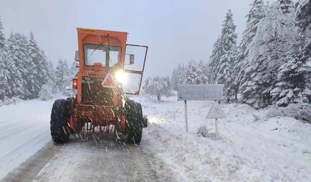 KAR YAĞIŞI KASTAMONU'DA SÜRÜCÜLERE ZOR ANLAR YAŞATTI