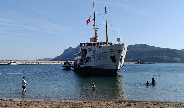 KARAYA OTURAN VAPUR PLAJDAKİ TURİSTLERİ ŞAŞIRTI