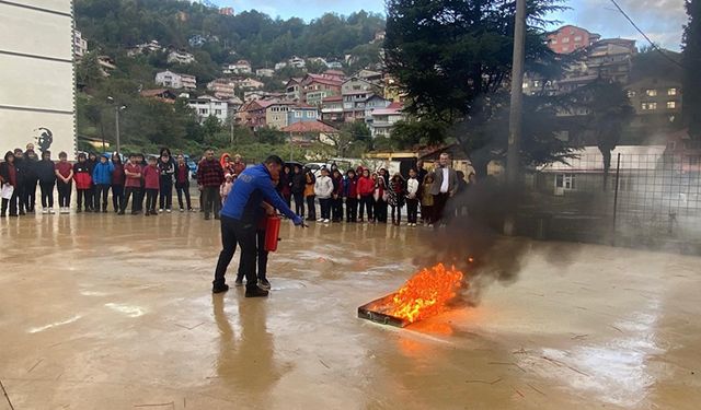 ORTAOKUL ÖĞRENCİLERİNDEN DEPREM VE YANGIN TATBİKATI