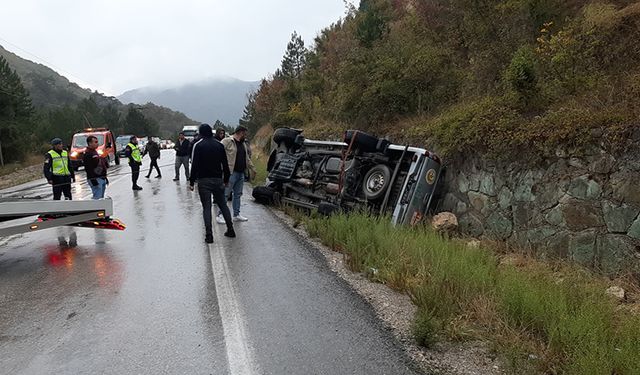 YOLDAN ÇIKAN PİKAP DUVARA ÇARPTI 3 KİŞİ YARALANDI