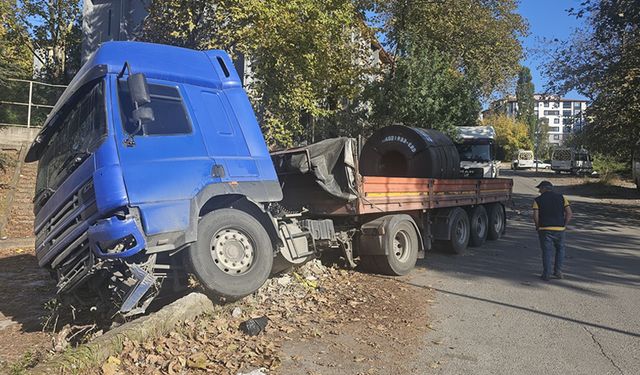 ZONGULDAK'TA ÇELİK SAÇ YÜKLÜ TIR DEVRİLDİ