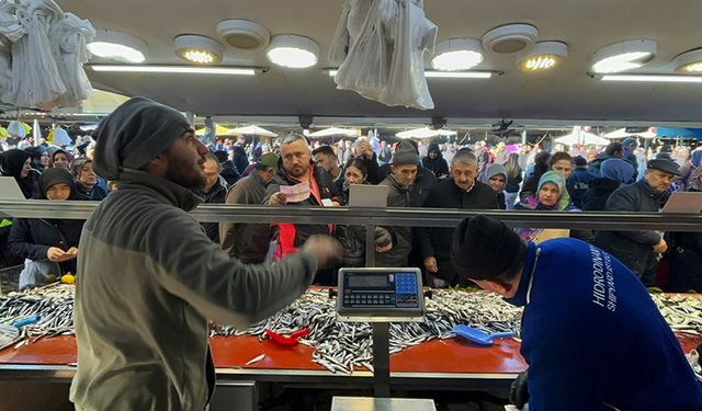 BOLU HALK PAZARINDA BALIK İZDİHAMI