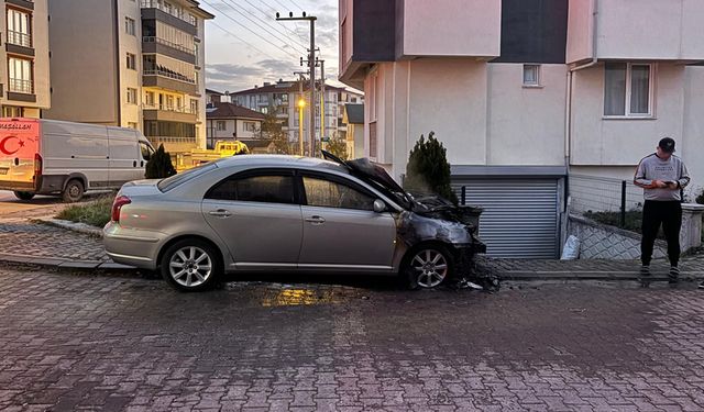 BOLU'DA MOTORU ALEV ALAN ARAÇ KULLANILMAZ HALE GELDİ