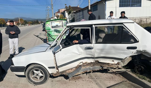 HURDAYA DÖNEN ARAÇTA 2 KİŞİ SIKIŞARAK YARALANDI