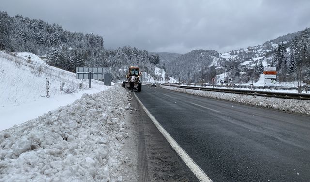 KASTAMONU'DA KAR 526 KÖY YOLUNU KAPATTI