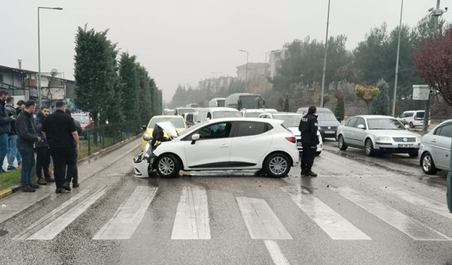 KAVŞAKTA İKİ OTOMOBİL ÇARPIŞTI: 1 YARALI