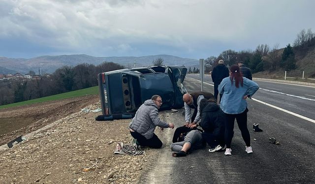 KONRTOLDEN ÇIKAN OTOMOBİL TAKLA ATTI 1 KİŞİ AĞIR YARALANDI