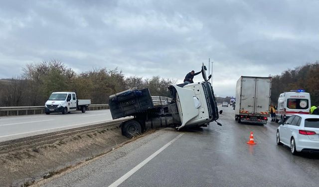 KONTROLDEN ÇIKAN TIR SU KANALINA DEVRİLDİ