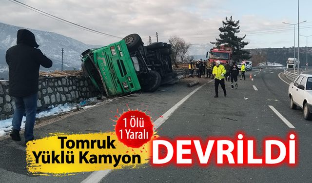 TOMRUK YÜKLÜ KAMYON DEVRİLDİ 2 KİŞİ HAYATINI KAYBETTİ