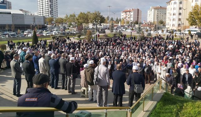 UMREYE GİDEN VATANDAŞLAR DUALARLA UĞURLANDI