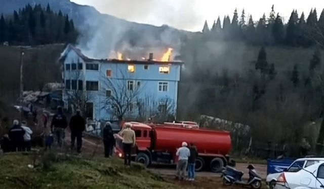 BARTIN'DA 3 KATLI EVİN ÇATISI YANDI