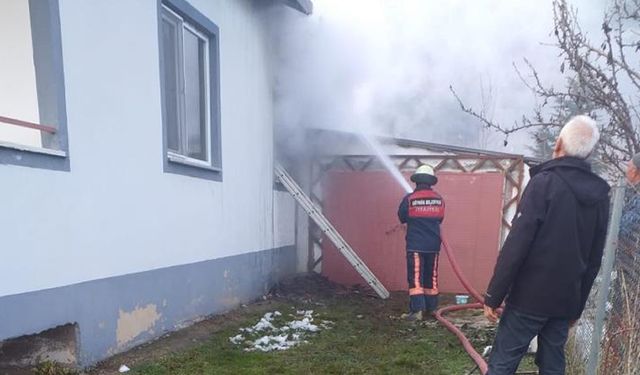 YATAK ODASINDA ÇIKAN YANGIN TÜM EVİ YAKIYORDU