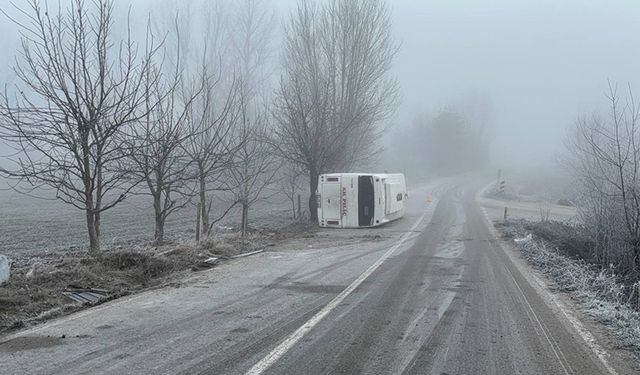 BOLU'DA İŞÇİ SERVİSİ DEVRİLDİ 9 KİŞİ YARALANDI