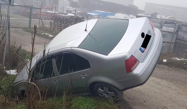 BOLU'DA KONTROLDEN ÇIKAN OTOMOBİL ASILI KALDI