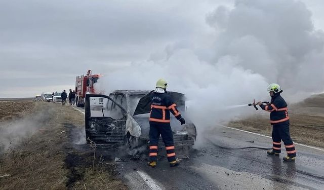 ÇANKIRI'DA ALEVLERE TESLİM OLAN ARAÇ KULLANILMAZ HALE GELDİ