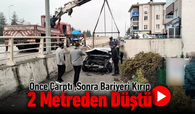 ÖNCE ÇARPTI, SONRA BARİYERİ KIRIP 2 METREDEN DÜŞTÜ