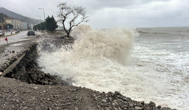 KARADENİZ'İN DEV DALGALARI SAHİL YOLU ZARAR GÖRDÜ