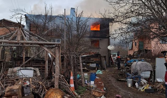 GEREDE'DE 2 KATLI AHŞAP EV YANDI