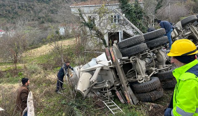 KONTROLÜ KAYBEDEN SÜRÜCÜ BETON MİKSERİNİ DEVİRDİ