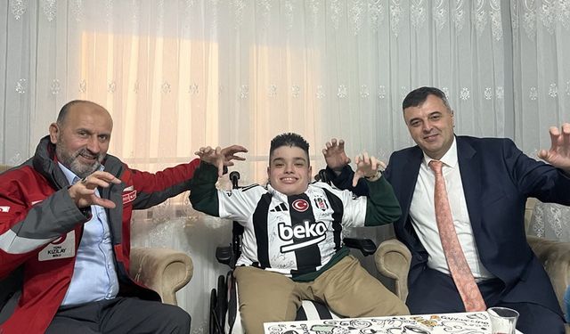 ÖZEL ÇOCUKLARA İMZALI BEŞİKTAŞ FORMASI HEDİYE EDİLDİ