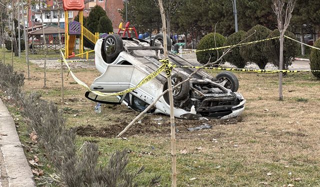 TERS DÖNEN OTOMOBİLDEN BURNU BİLE KANAMADAN KURTULDU