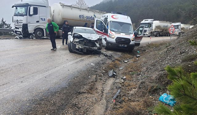 TIR İLE OTOMOBİL ÇARPIŞTI 1'İ AĞIR 4 YARALI