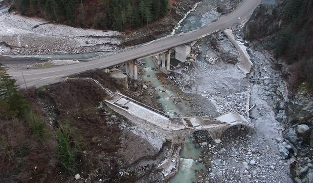 ASIRLIK İSTİKLAL YOLU KÖPRÜSÜ ONARILMAYI BEKLİYOR