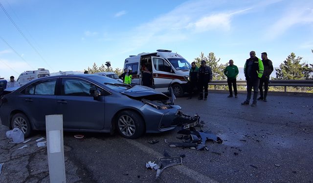 BOLU'DA OTOMOBİL İLE TIR ÇARPIŞTI 4 KİŞİ YARALANDI