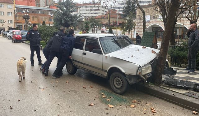 BOLU'DA SÜRÜCÜ KÖPEĞE ÇARPMAMAK İÇİN AĞACA ÇARPTI