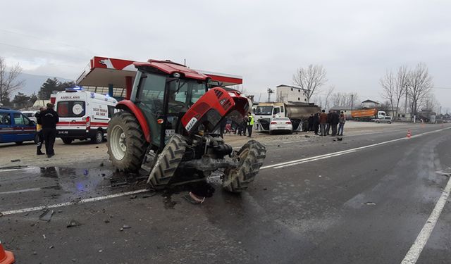 BOLU'DA TRAKTÖRLE OTOMOBİL ÇARPIŞTI 2 KİŞİ YARALANDI