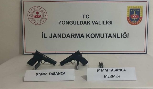 JANDARMANIN DURDURDUĞU ARAÇTA SİLAH ÇIKTI 2 TUTUKLAMA