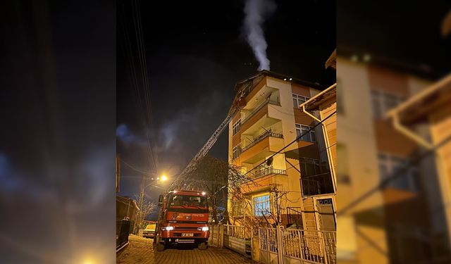 KASTAMONU'DA 5 KATLI BİNANIN BACASI YANDI