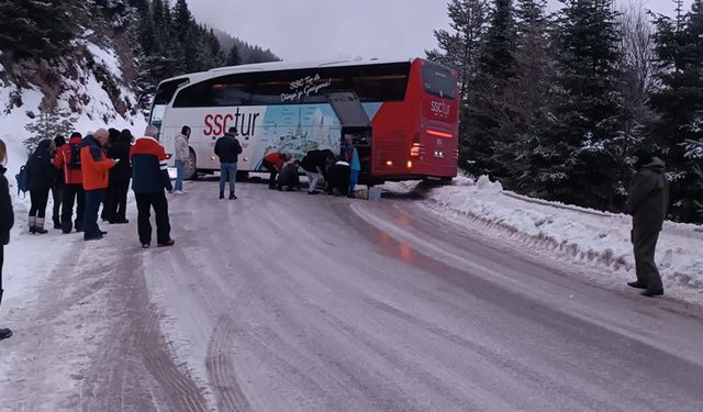 KONTROLDEN ÇIKAN OTOBÜS YOLU KAPATTI