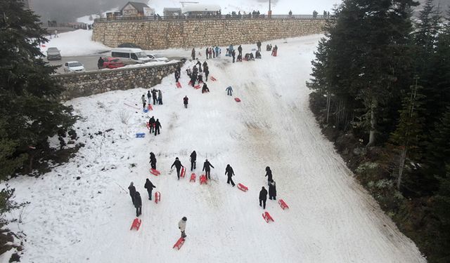 ÖĞRENCİLER ARA TATİLDE KAYAK YAPARAK STRES ATTI