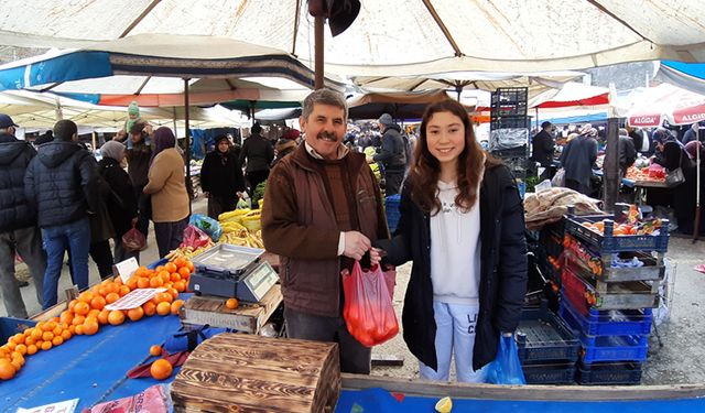 TAKTİR GETİREN ÖĞRENCİLERE MEYVE DAĞITTI