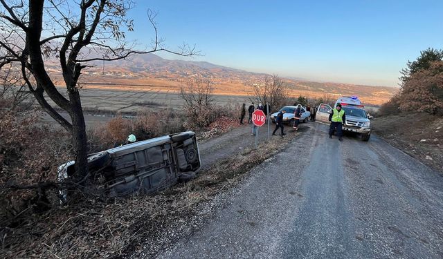 TOSYA'DA ŞARAMPOLE DEVRİLEN ARAÇTAKİ 2 KİŞİ YARALANDI