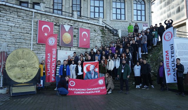 ÜNİVERSİTE ÖĞRENCLERİ İSTİKLAL YOLU'NDA YÜRÜYÜŞ YAPTI