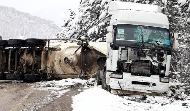 BOLU'DA SODA YÜKLÜ TIR DEVRİLDİ