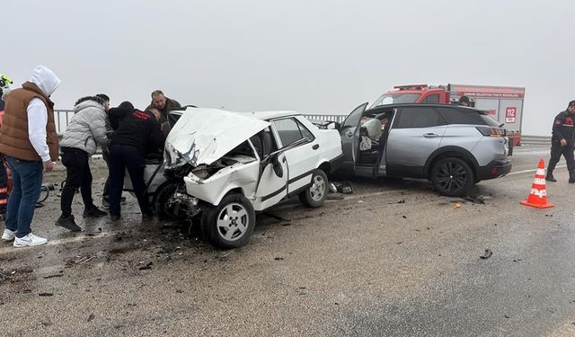 ÇANKIRI'DA CİPLE OTOMOBİL ÇARPIŞTI 1 ÖLÜ 2 YARALI