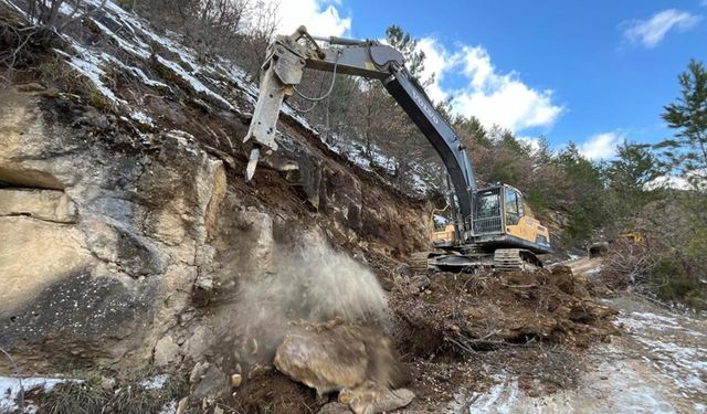 OVACIK'TA YOL AÇMA ÇALIŞMALARI SÜRÜYOR