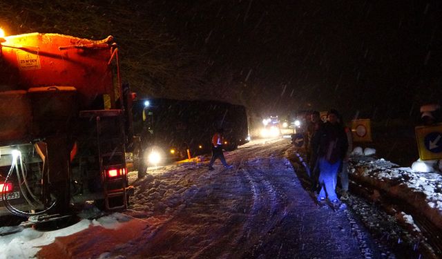 ZONGULDAK-EREĞLİ YOLUNDA KAR SÜRÜCÜLERE ZOR ANLAR YAŞATTI