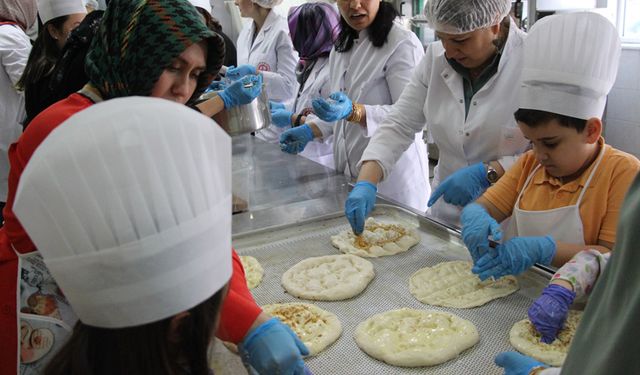 BOLU'DA MİNİKLER KİMSESİZLERE RAMAZAN PİDESİ YAPTI