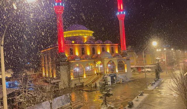 KASTAMONU'NUN YÜKSEK KESİMLERİNDE LAPA LAPA KAR YAĞDI