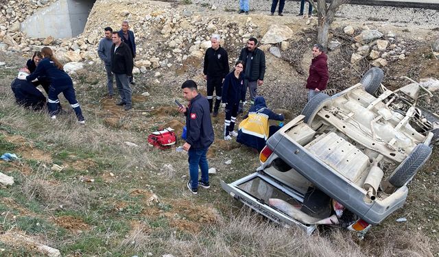 TAŞKÖPRÜ'DE ARAÇ ŞARAMPOLE YUVARLANDI  2 KİŞİ YARALANDI