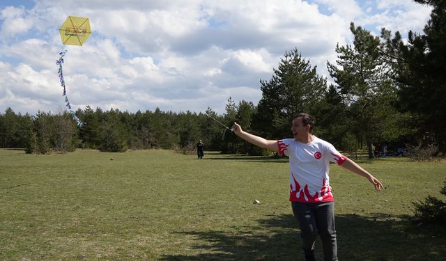 KASTAMONU'DA ÇOCUKLAR UÇURTMA ŞENLİĞİNDE DOYASIYA EĞLENDİ