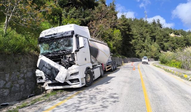 KASTAMONU'DA FRENİ PATLAYAN KAMYON İSTİNAT DUVARINA ÇARPTI