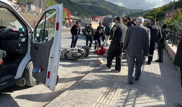 KASTAMONU'DA SEYİR HALİNDEKİ MOTOSİKLET KAMYONA ÇARPTI