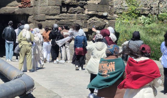 ŞİDDETLİ RÜZGAR TURİSTLERE ZOR ANLAR YAŞATTI